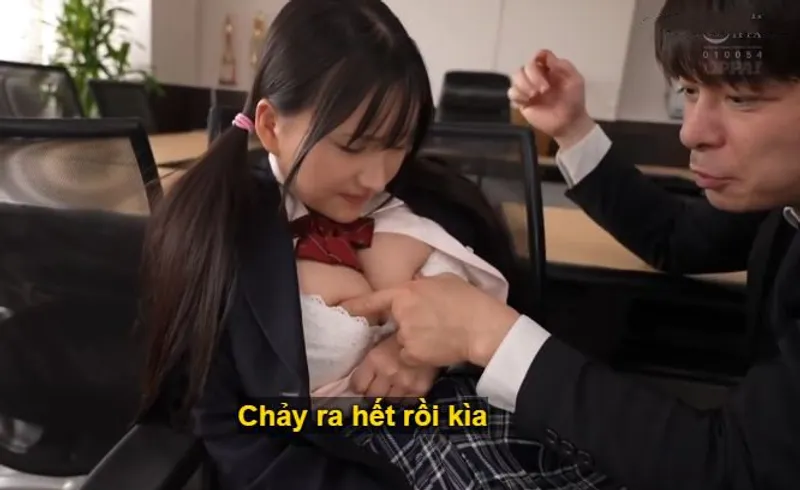Suốt 3 năm, thầy giáo rèn luyện cô học trò ngực đẹp thành "chiếc bình đựng tinh".